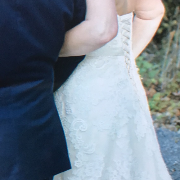 Used wedding dress in perfect condition. Cleaned, pressed, and preserved. - Picture 9 of 16